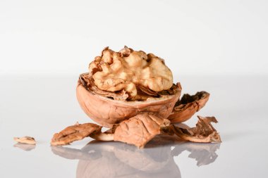 Ceviz yansıması ile bir cam masa üzerine kırık, makroyu kapatın.