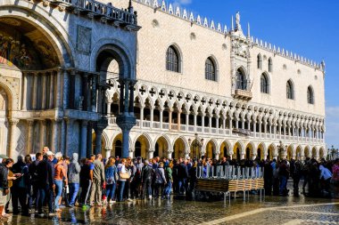 Venice, İtalya - 12 Eylül 2017 - turistler ve yerliler St. Mark'ın sular altında Piazza San Marco Bazilikası'na duvarlardan boyunca onların yol yapmak. Venedik