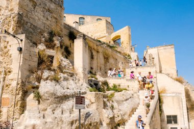 Matera, İtalya - 10 Eylül 2017 - Sassi di Matera. Eski dolambaçlı sokakları ile turist iz cave city, Basilicata, İtalya
