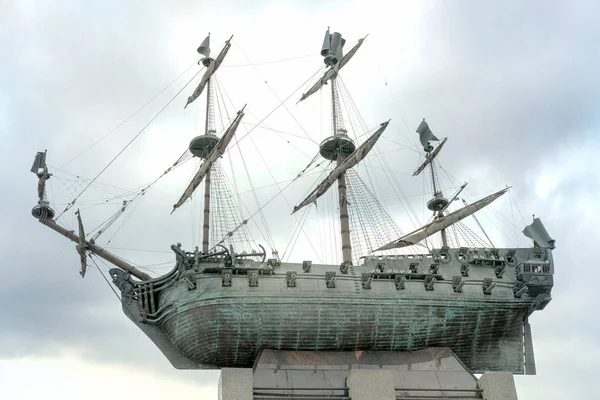 サンクトペテルブルク ロシア連邦 2018 ブロンズ曇り空に対して最初のロシア戦艦ポルタヴァの記念碑です サンクトペテルブルクの記念記号古いセーリング船します — ストック写真