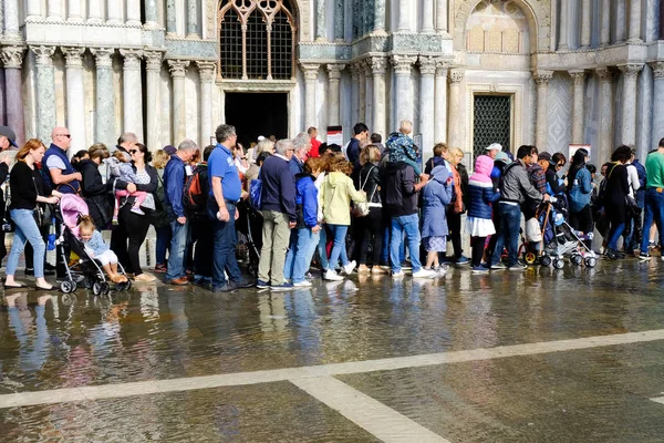 Venice Itália Setembro 2017 Turistas Moradores Fazem Seu Caminho Longo — Fotografia de Stock