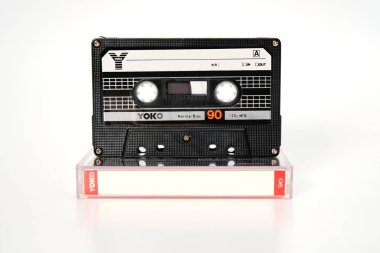 Prague, Çek Cumhuriyeti - 29 Kasım 2018: ses kompakt kaset Yoko 90. Plastik kutu, önden görünüm üzerinde beyaz bir arka plan ses kasette. ses çalmaya ve kaydetmek için analog biçime.