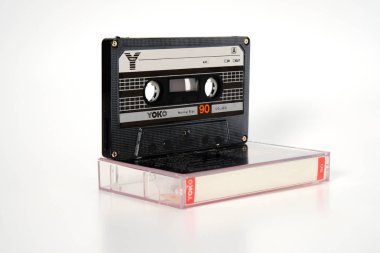 Prague, Çek Cumhuriyeti - 29 Kasım 2018: ses kompakt kaset Yoko 90. Plastik kutu, yan görünüm üzerinde beyaz bir arka plan ses kasette. ses çalmaya ve kaydetmek için analog biçime.