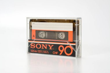 Prag, Çek Cumhuriyeti - 29 Kasım 2018: Ses kompakt kasetSony Chf 90. Beyaz arka plandaki ses kaseti, sağ görüş. ses çalma ve kaydetme için analog format.