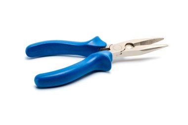 Beyaz zemin üzerine mavi izole kulplu uzun burun pense. Beyaz, yan görünüm üzerinde izole.