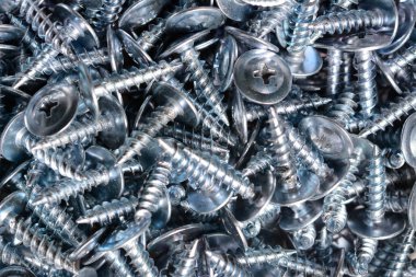 Flangehead woodscrews makro arka plan, demir vida gümüş. Üstten görünüm