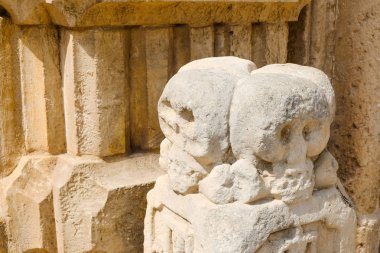 Sassi di Matera. Yerel kiliseler dekor parçası olarak stilize kafatasları. Basilicata, İtalya