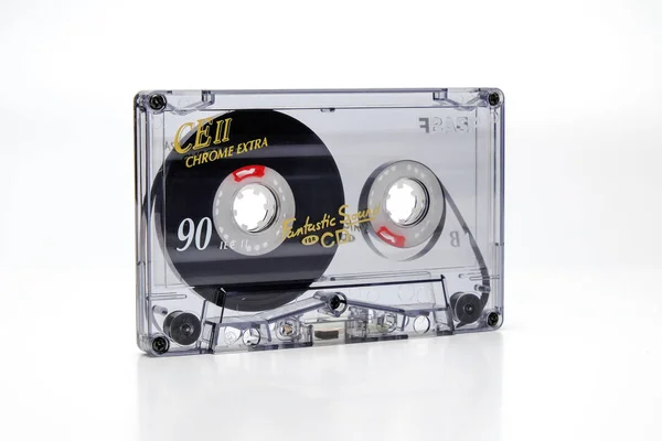 捷克布拉格 2019年1月17日 音频紧凑型盒式磁带 Basf Ichrome 白色背景上的音频盒式磁带 左侧视图 用于音频播放和录制 — 图库照片