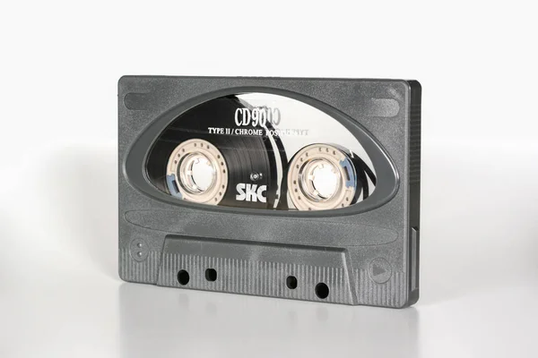 捷克布拉格 2018年11月29日 音频紧凑型盒式磁带 Skc 超级铬 从左侧可看 白色背景上的音频盒式磁带 音频播放和录制的模拟格式 — 图库照片