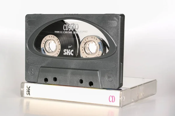 布拉格 捷克共和国 2018年11月29日 音频紧凑型盒式磁带 Skc 超级铬 在塑料盒右 白色背景上的音频盒式磁带 音频播放和录制的模拟格式 — 图库照片