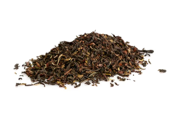 Lös Darjeeling svart indiskt te, isolerad på vit bakgrund — Stockfoto