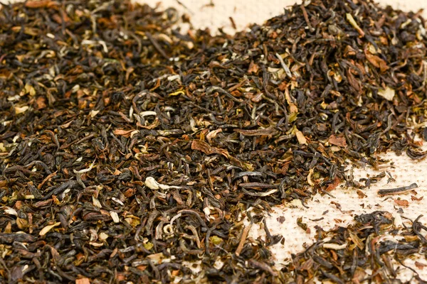 Indiano solto darjeeling preto chá no juta burlap fundo, close up — Fotografia de Stock