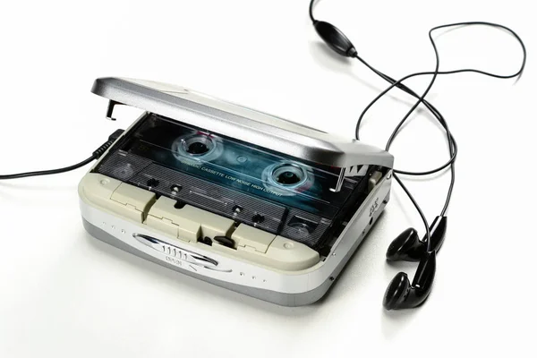 Vintage taşınabilir ses bandı kompakt kaset çalar ile kulaklık ve kaset, beyaz arka planda gri aygıt