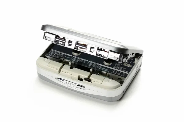 Nastro audio portatile vintage lettore di cassette compatte con coperchio aperto e inserito cassetta, dispositivo grigio su sfondo bianco — Foto Stock