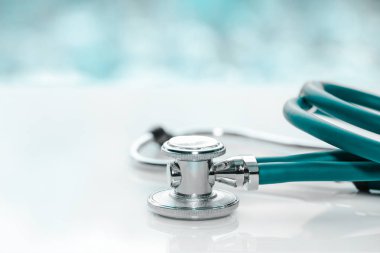 Stetoskop veya bulutlu sabahı doktorlar beyaz masa üzerinde phonendoscope. Soğuk ya da grip tedavisi.