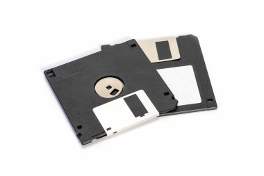 Disketi 3.5 inç üzerinde beyaz artalanları izole. İki vintage bilgisayar disket arka ve ön göster.