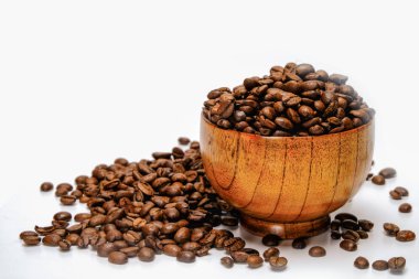 Kahve çekirdekleri. Kavrulmuş kahve çekirdekleri bambu kasede beyaz arka plan üzerinde izole.