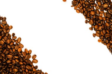 Kahve çekirdekleri arka plan. Çapraz kopya alanı izole beyaz zemin üzerine kavrulmuş kahve çekirdekleri.