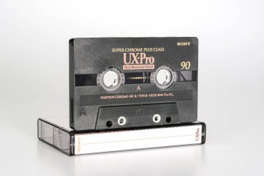 Prag, Çek Cumhuriyeti-20 Şubat 2019: ses kompakt kaset Sony UX-Pro 90 süper krom artı sınıf, plastik kutu üzerinde ısıya dayanıklı kabuk sol. Beyaz arka planda ses kaseti.