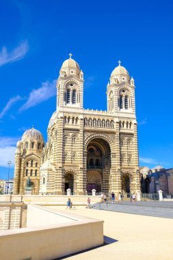 Marsilya, Fransa-11 Ağustos 2018: Aziz Meryem Katedrali veya Marseeille Katedrali, ön görünüm.