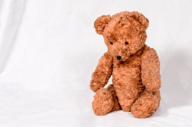 Beyaz arka plan üzerinde Sad Teddy Bear: geçen yüzyıldan eski kahverengi oyuncak.
