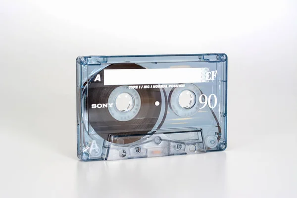 Prag, Tschechische Republik - 20. Februar 2019: Audio-Kompaktkassette sony ef 90 Normalposition. Blick von links. Audiokassette auf weißem Hintergrund. — Stockfoto