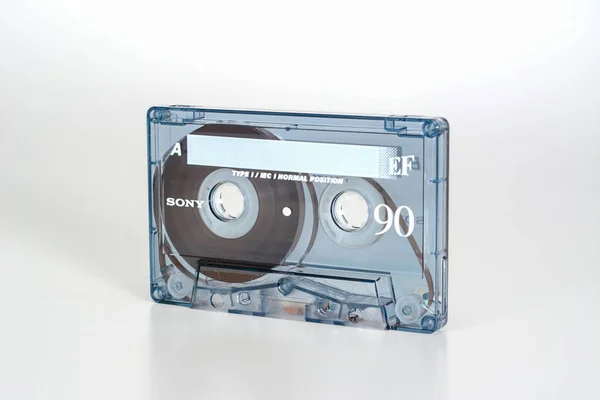 Prag, Tschechische Republik - 20. Februar 2019: Audio-Kompaktkassette sony ef 90 Normalposition. Blick von rechts. Audiokassette auf weißem Hintergrund. — Stockfoto