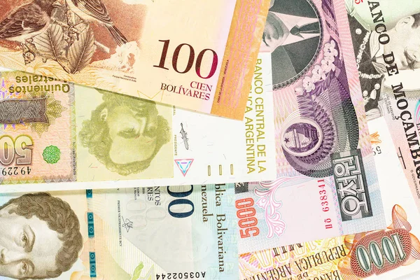 Contas antigas de vários países exóticos. Fundo de dinheiro colorido. macro close-up . — Fotografia de Stock