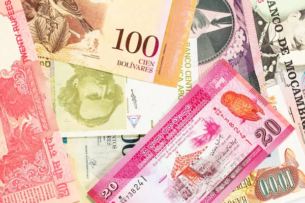 Çeşitli egzotik ülkelerden eski banknotlar. Renkli para arka plan. Yakın çekim makro. — Stok fotoğraf