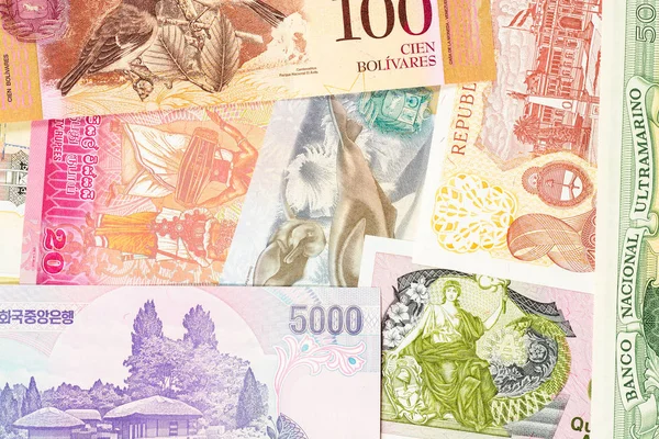 Különböző egzotikus országokból származó régi bankjegyek. Színes papírpénz háttér. Közeli makró. — Stock Fotó