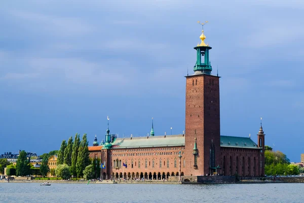 Stockholm City Hall on the shore of Malaren lake on a cloudy day — Stock Photo, Image