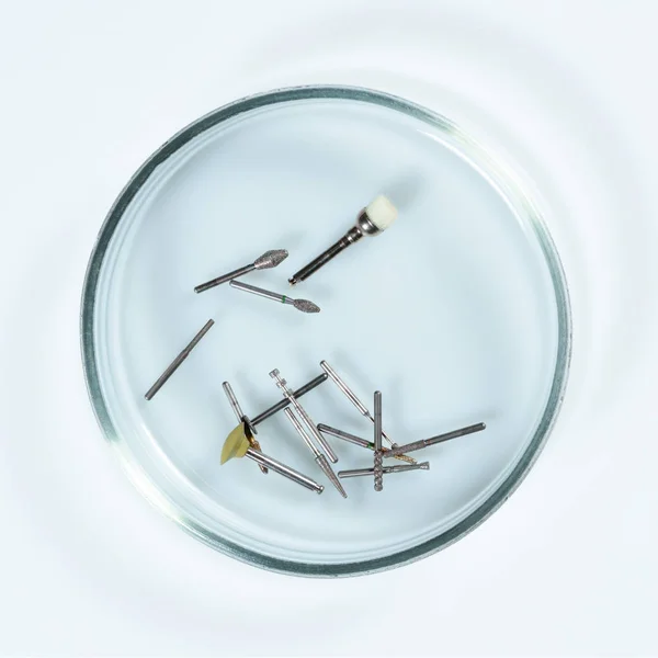 Эндодонтические инструменты: Используемые зубные заусенцы в стекле Петри крупным планом . — стоковое фото