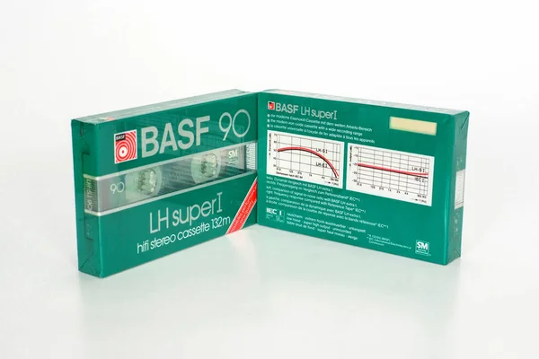 체코 프라하 - 2019년 5월 01일: 두 개의 밀봉된 오디오 컴팩트 카세트 Basf Lh Super I 90. 흰색 배경에 서 있는 비안타지 오디오 카세트. — 스톡 사진