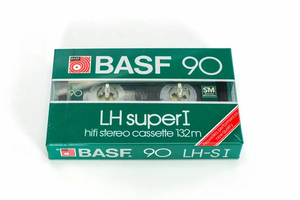 체코 프라하 - 2019년 5월 01일: 봉인된 오디오 컴팩트 카세트 Basf Lh Super I 90. 흰색 배경에 비안티지 오디오 카세트. — 스톡 사진