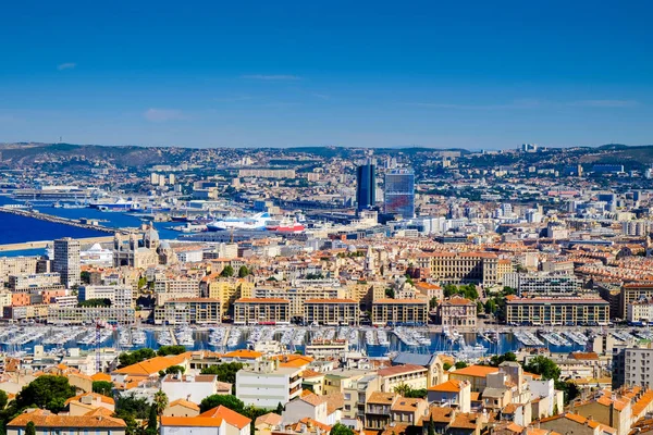 Vista panorámica de Marsella, terraplén, Puerto Viejo y tejados de la ciudad. Vieux-Port de Marseille, Francia . — Foto de Stock