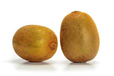 Gölgeler ile beyaz arka plan üzerinde izole iki taze olgun bütün kivi meyve.