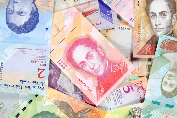 Venezuela, peníze z hyperinflace, bankovky, různé směnky. Venezuelský Bolívar. krásný barevný obverní boční bolivares uzavření pozadí. — Stock fotografie