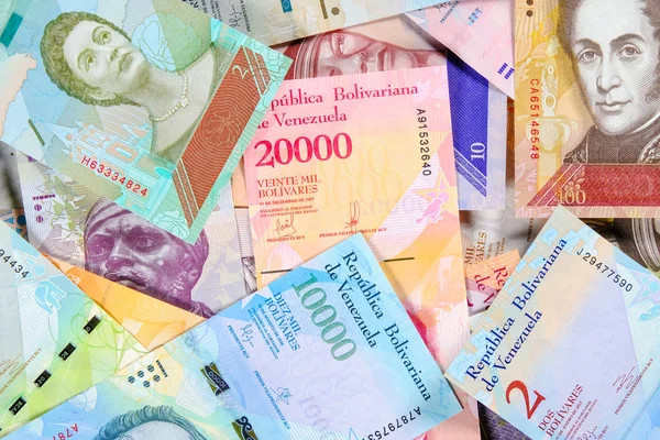 Venezuela bolivar banknotlar, fuerte ve soberano serisinin farklı banknotlar. Venezuela bolivar faturaları. güzel renkli bolivares arka plan kadar yakın. — Stok fotoğraf