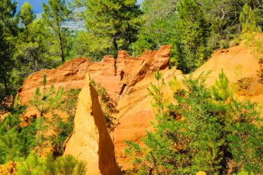 Fransa'da Roussillon okra ocaklarında kırmızı topraktan garip uçurum
