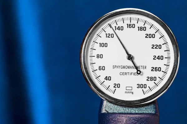 Sphygmomanometer closeup, blood pressure measurment medical equipment. Tonometer, medical tool on blue background, close up high resolution. — Stock Photo, Image