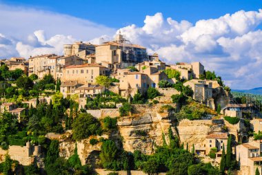 Gordes, Provence, Fransa'da küçük bir ortaçağ kasabası. Bu güzel köyün çatısının üst ve çıkıntılarında panoramik manzara.
