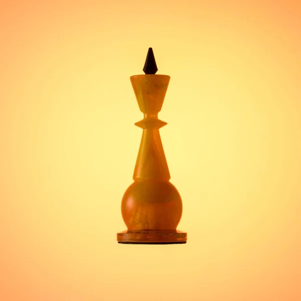 Amber Chess set. Schackpjäs vit kung på guldfärgad gradient bakgrund. — Stockfoto