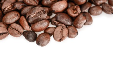 Kahverengi kavrulmuş kahve çekirdekleri, makro yakın, beyaz bir arka plan üzerinde izole