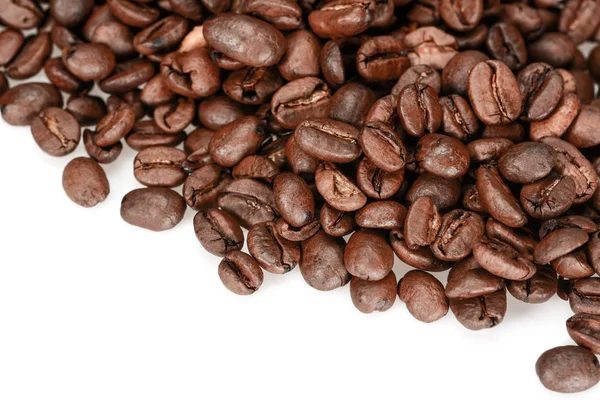 Kavrulmuş kahve çekirdekleri, koyu kahverengi yakın kadar beyaz bir arka plan üzerinde izole — Stok fotoğraf