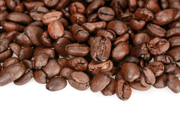 Kavrulmuş kahve çekirdekleri, koyu kahverengi yakın, beyaz bir arka plan üzerinde izole — Stok fotoğraf