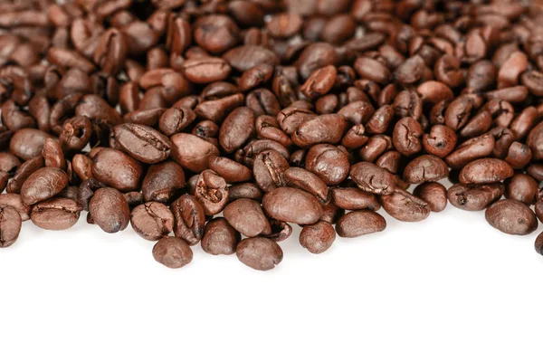 Sert kavrulmuş kahve çekirdekleri, koyu kahverengi yakın, beyaz bir arka plan üzerinde izole — Stok fotoğraf