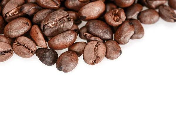 Kahverengi kavrulmuş kahve çekirdekleri, makro yakın, beyaz bir arka plan üzerinde izole — Stok fotoğraf