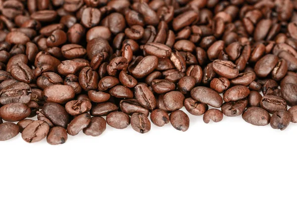 Kahverengi kavrulmuş kahve çekirdekleri, yakın, beyaz bir arka plan üzerinde izole — Stok fotoğraf