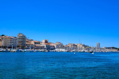 Marsilya Eski Limanı'nın sol dolgu panoramik görünümü. Vieux-Port de Marseille, Fransa.