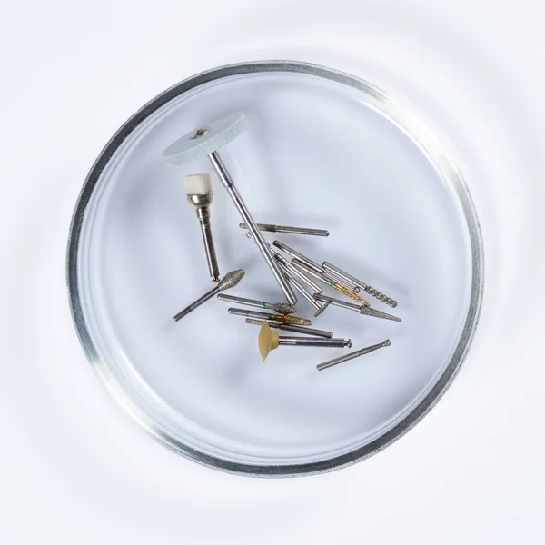 Стоматологическое оборудование: Бывшие в употреблении зубные щетки в стекле посуды Петри крупным планом . — стоковое фото